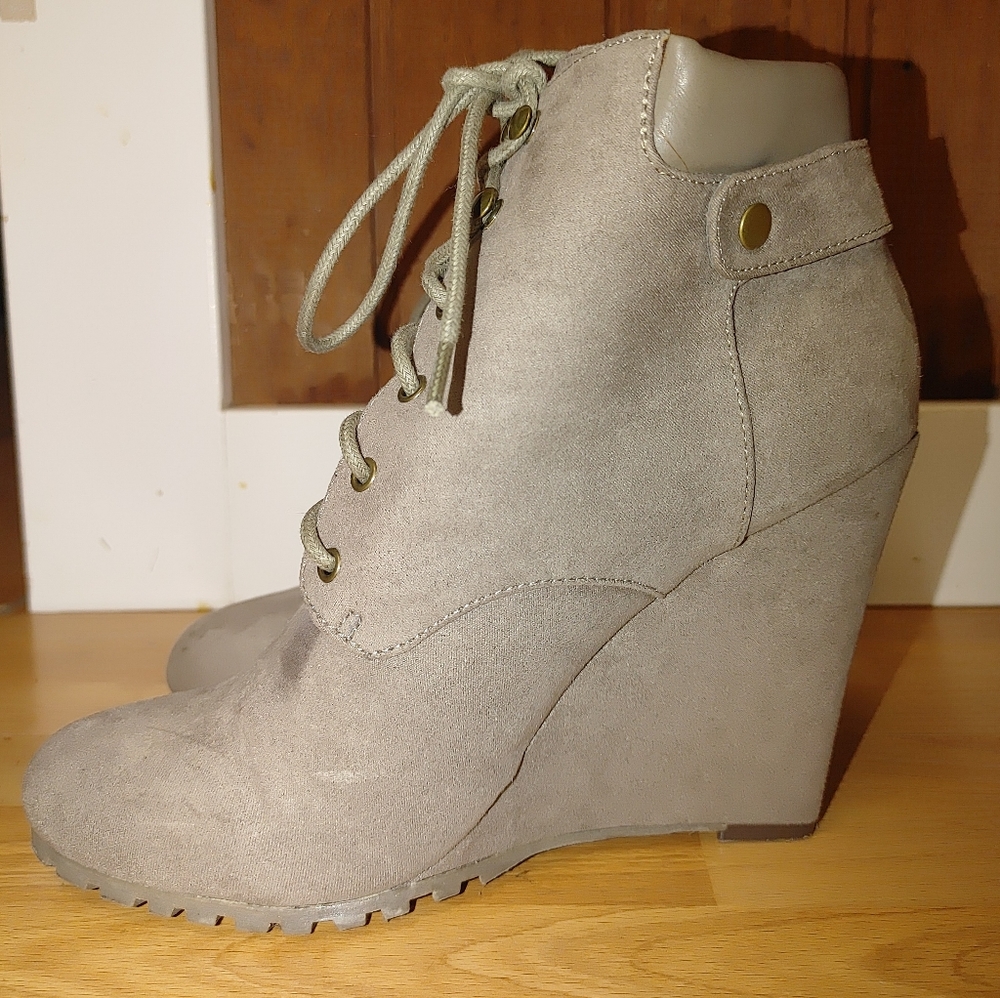 Shoe Dazzle Laced Wedges size 8